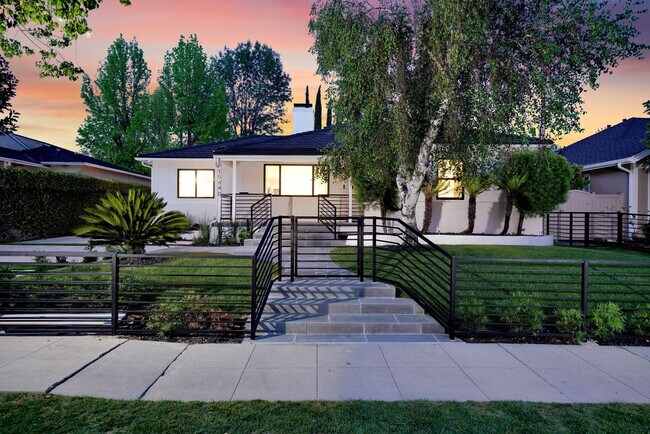 Building Photo - Luxe 5+4.5 w/detached studio, downstairs e...