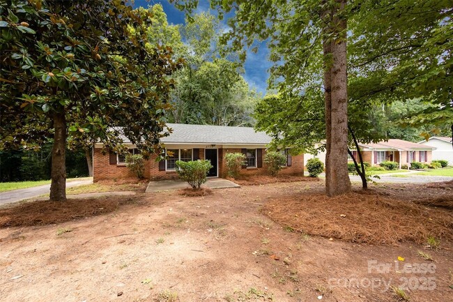 Building Photo - 4713 Belle Plaine Dr