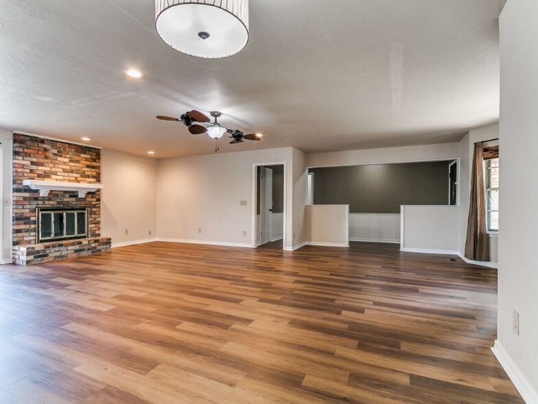 Building Photo - 6428 N Harvard Ave