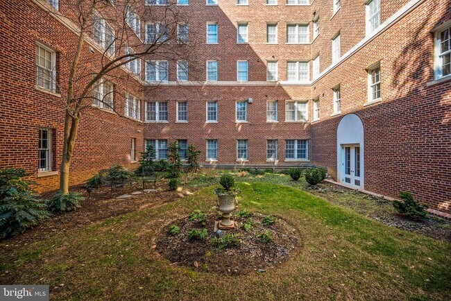 Building Photo - 1661 Crescent Pl NW