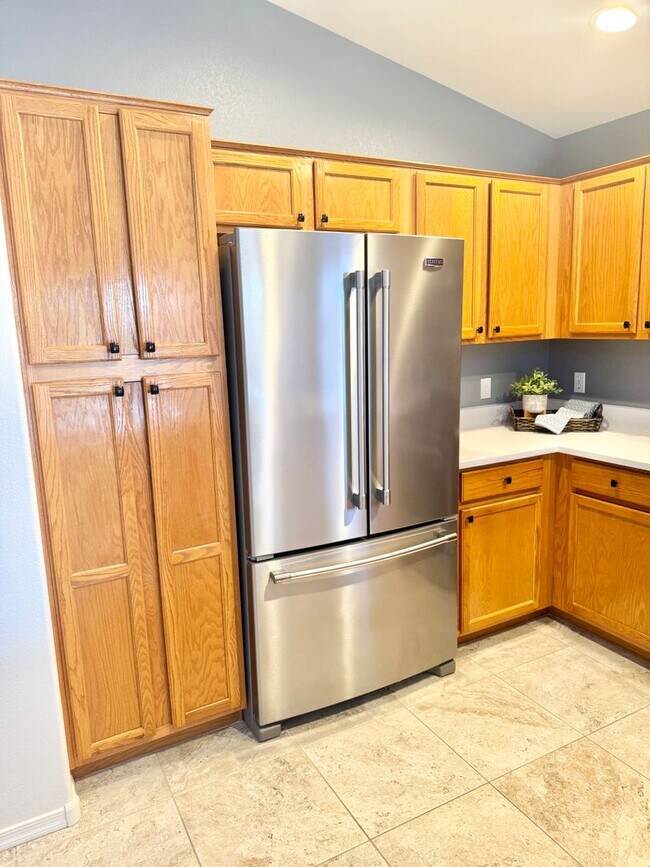 Building Photo - Meticulously Maintained 3 Bedroom + Den Single Level Home! Fantastic Low Backyard.