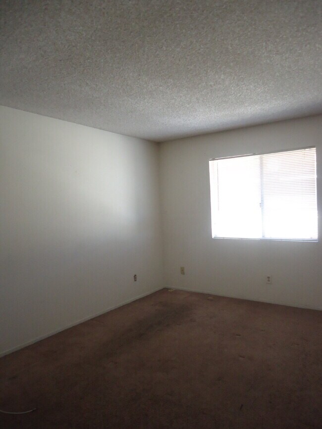 Building Photo - "Discover Coastal Living: Spacious 3-Bed, 2-Bath Townhouse