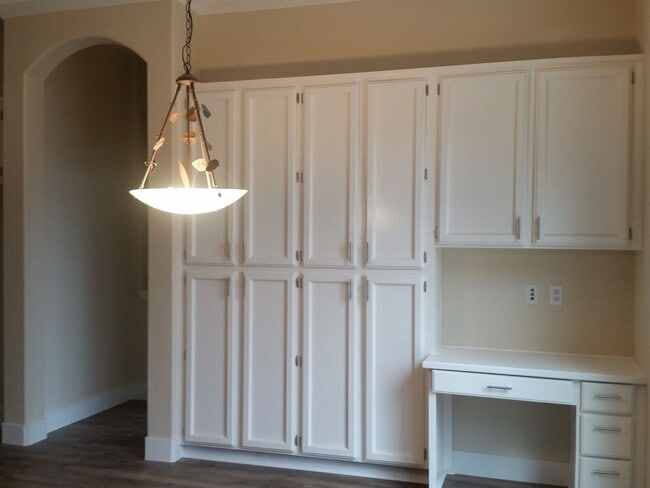 Building Photo - Spacious 4-Bedroom Home in a Great Neighborhood!