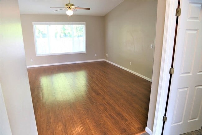 Building Photo - 3 bed 2 bath Big Garden, Close to park and...