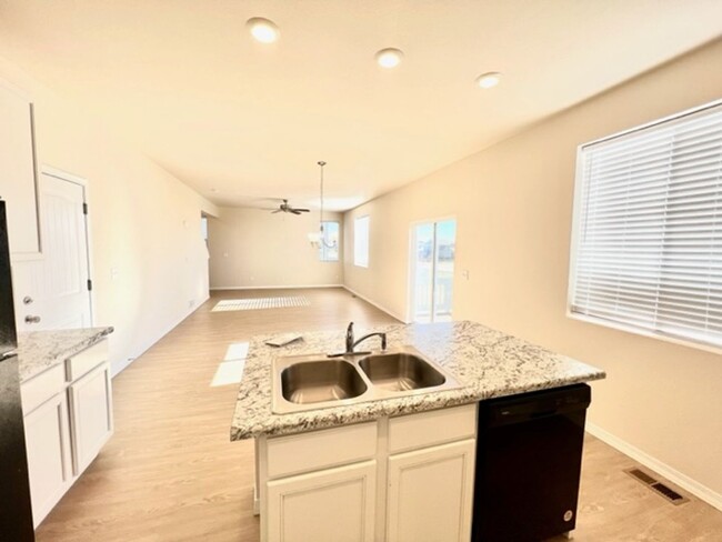 Building Photo - Gorgeous newer built 3 bedroom home in Mer...