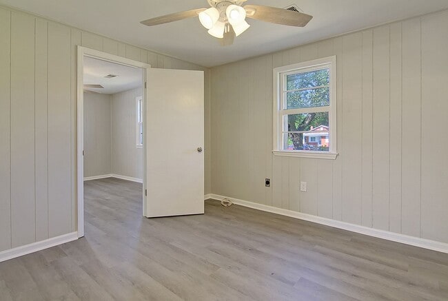 Building Photo - Modern Retreat Minutes from Downtown Charleston