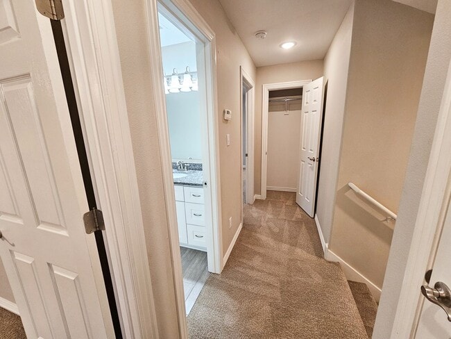 Building Photo - Spacious 3 Bedroom/2.5 Bathroom Chaffee Cr...