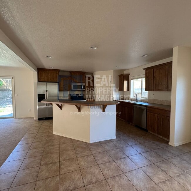 Building Photo - Beautiful 4 Bedroom Home Perfect for Enter...