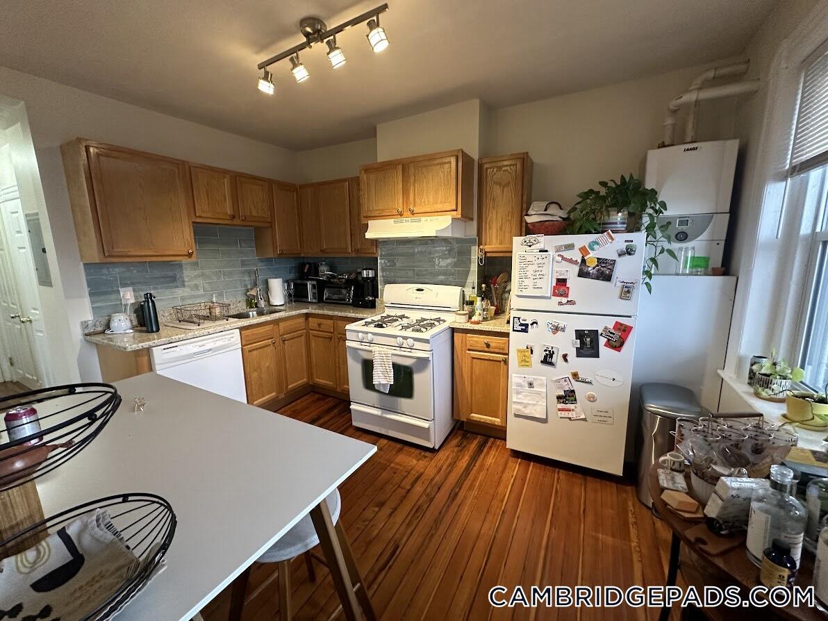 Building Photo - 1056 Cambridge St