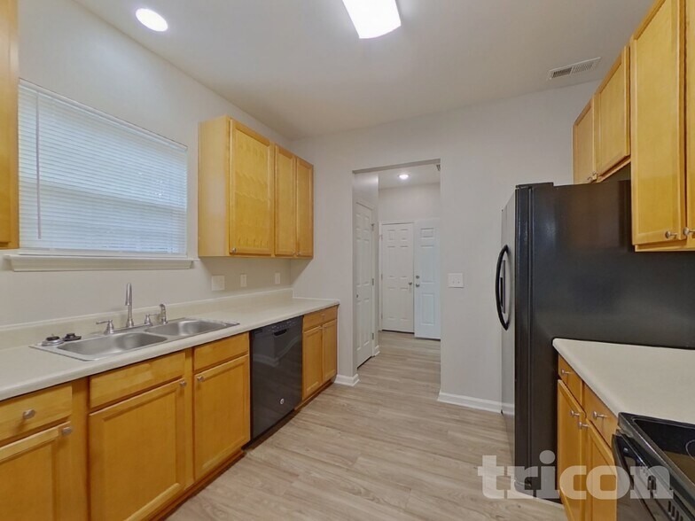 Building Photo - 2092 Roscommon Dr