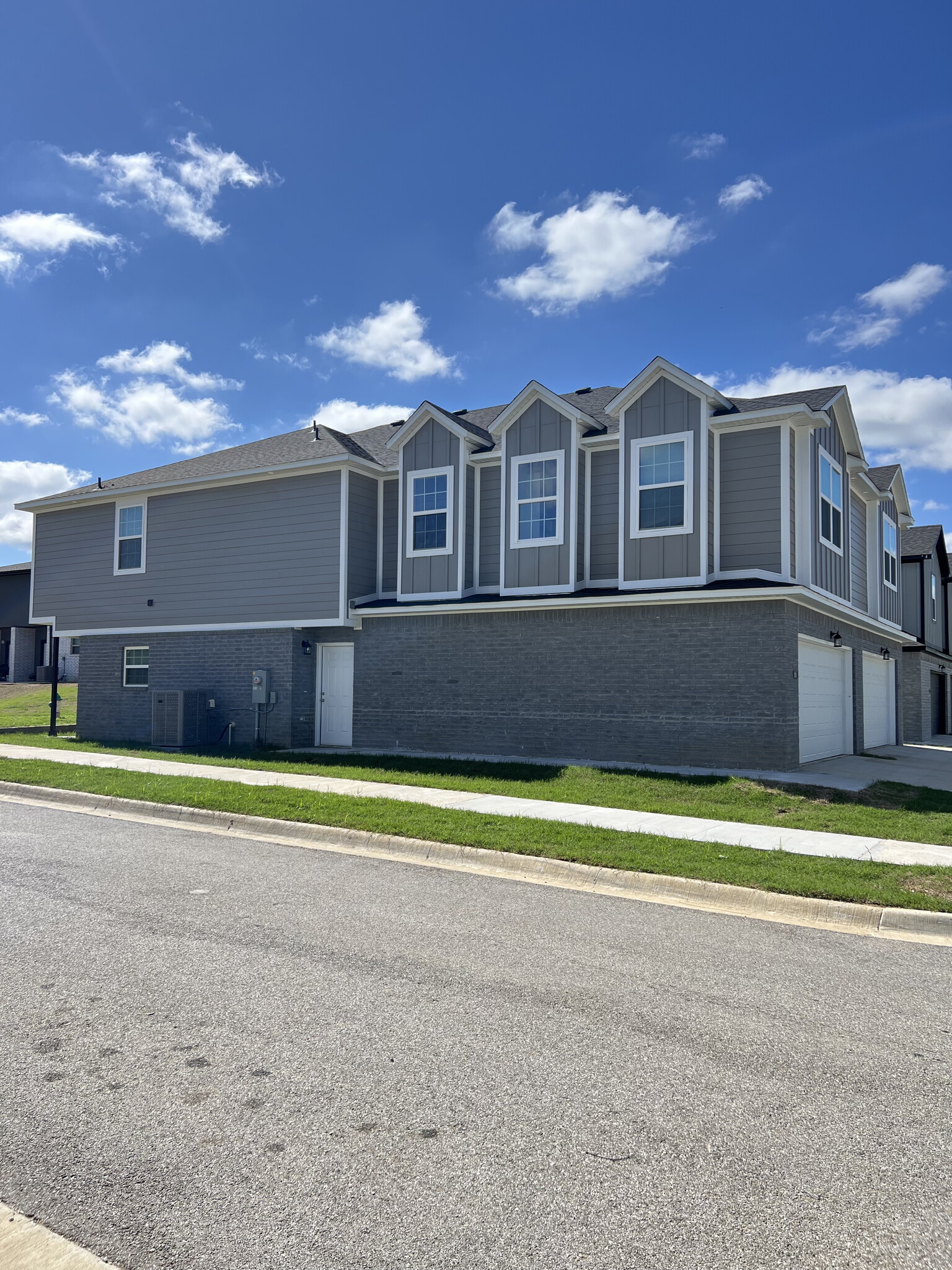Building Photo - 1018 S Benchmark Ln