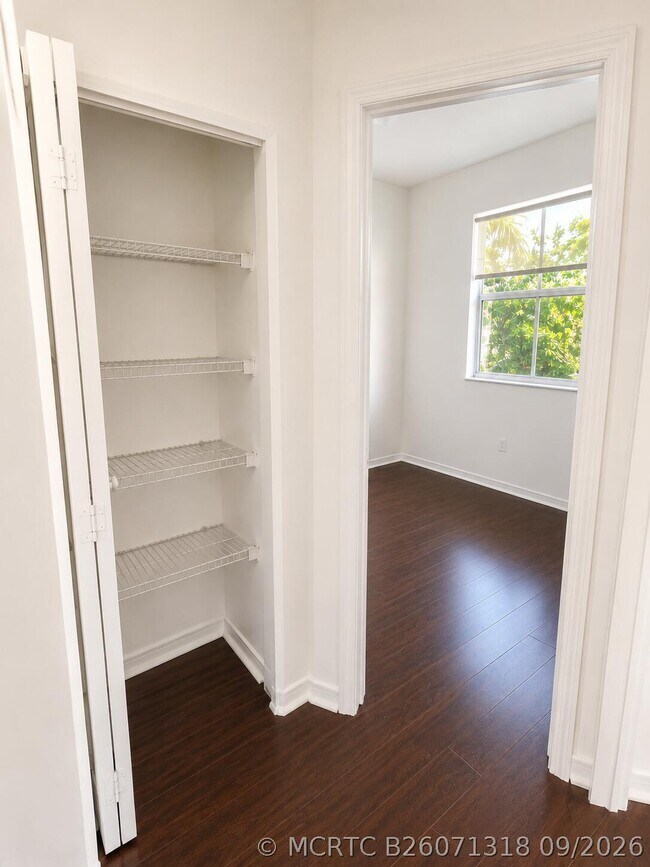 Building Photo - 906 SW 143rd Ave
