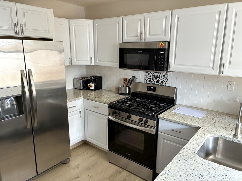 Kitchen - 832 W 35th St