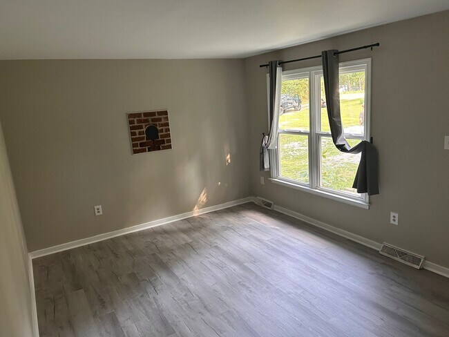 Building Photo - 1324 Manfield Rd