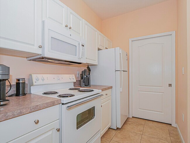 Building Photo - 5020 Fairways Cir