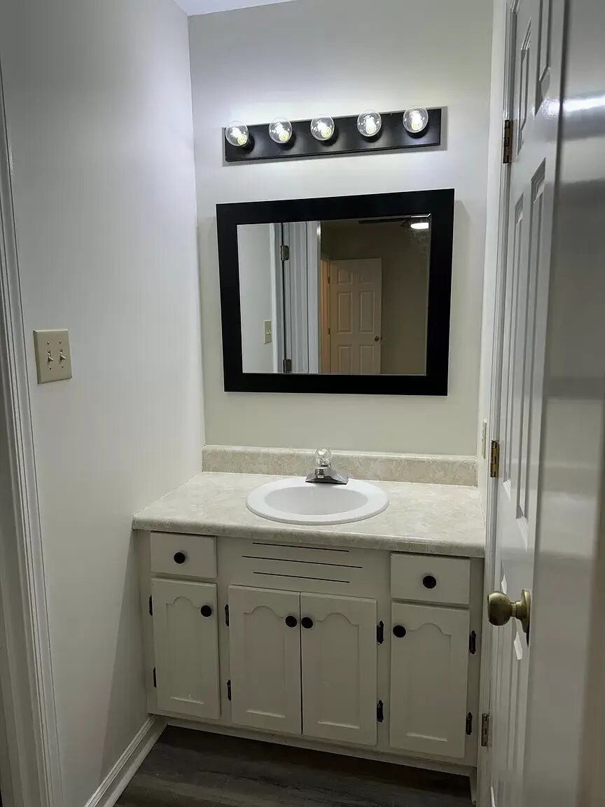 Building Photo - 716 John St