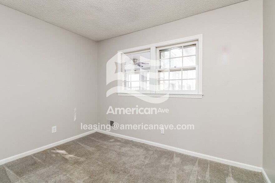 Building Photo - 215 Laurel Meadows Dr