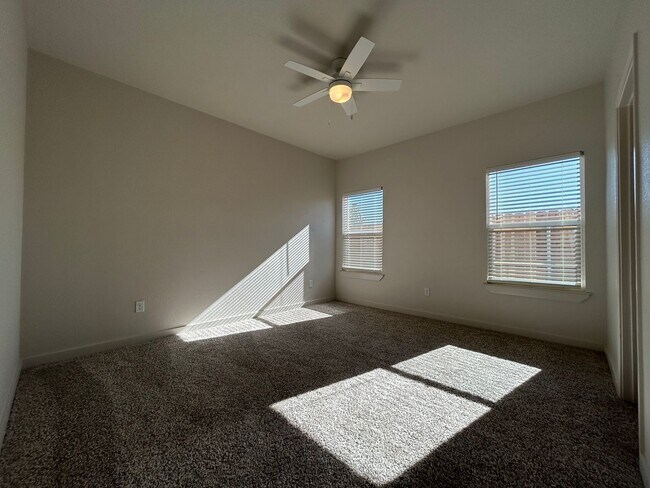 Building Photo - Luxury Townhome in Abbey Glen Community!