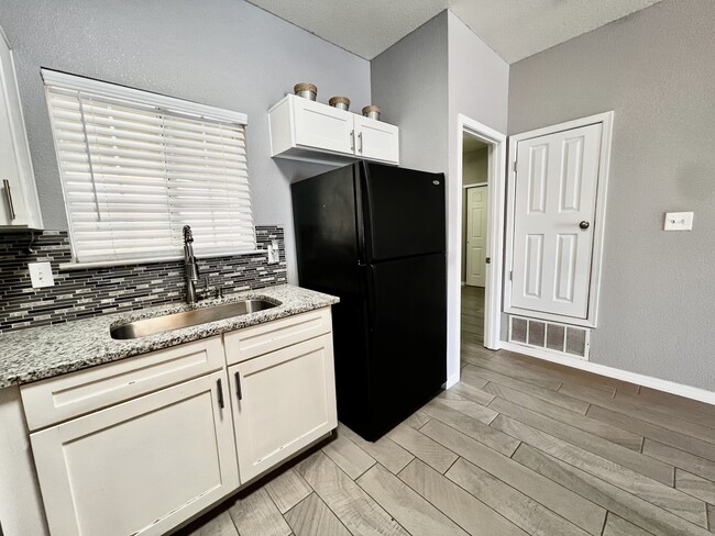 Building Photo - 3150 N Yarbrough Dr