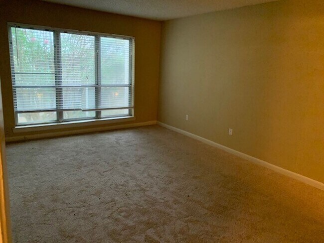 Building Photo - 1BD/1BA Townhouse located on the Germantow...