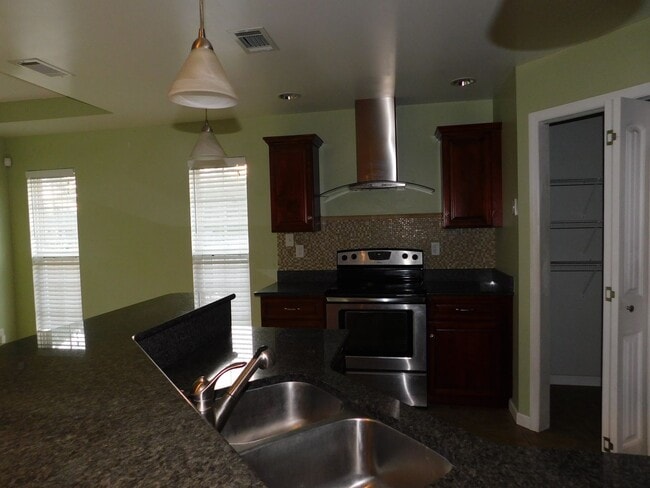 Building Photo - 3 bedroom in Crestwood S/D