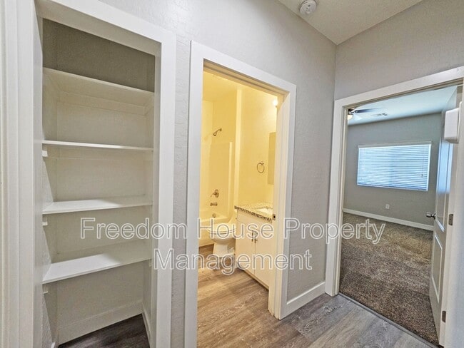 Building Photo - 1121 Sixshooter Ave