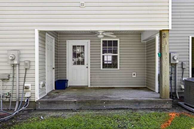 Building Photo - Minutes to OAJ Airport! Newly Remodeled To...