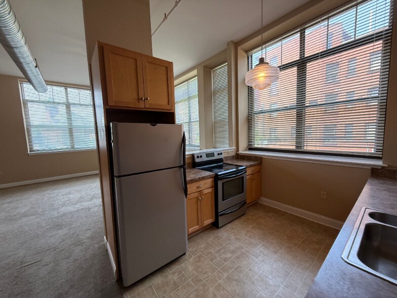 Building Photo - 11 Fremont St