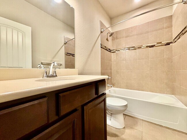 Building Photo - Beautiful 3 bed, 3 bath Townhome in West W...