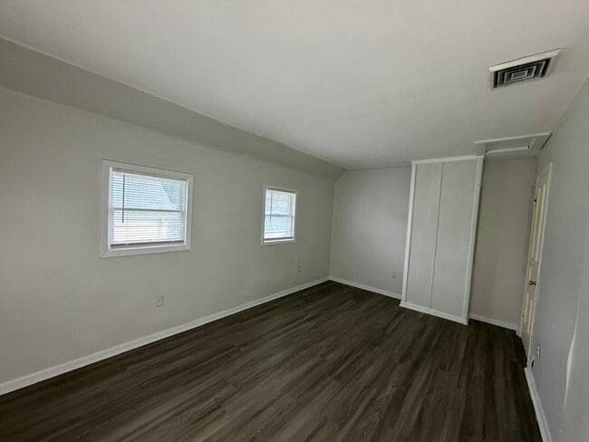 Building Photo - 307 4th St