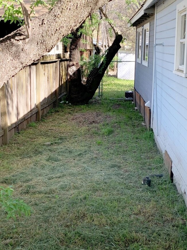 Building Photo - 2BR home on a large lot with room to roam!
