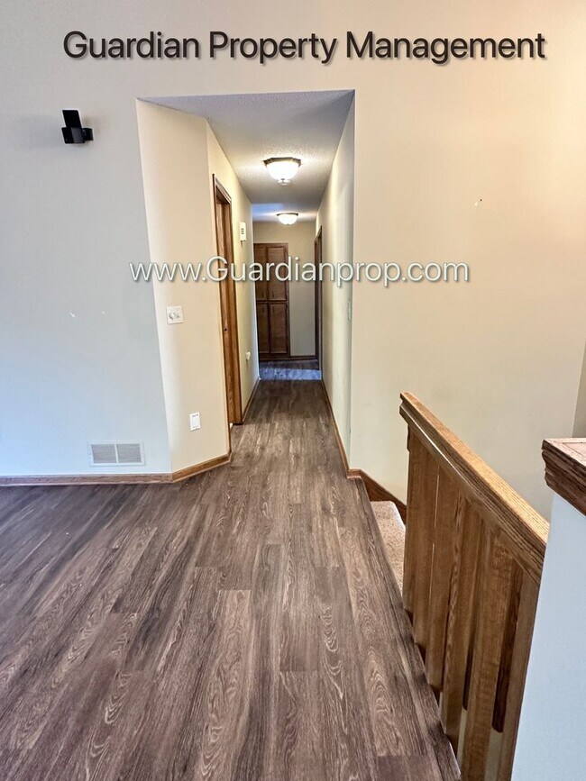 Building Photo - Eagan Single Family Home, 3 Car Garage, La...