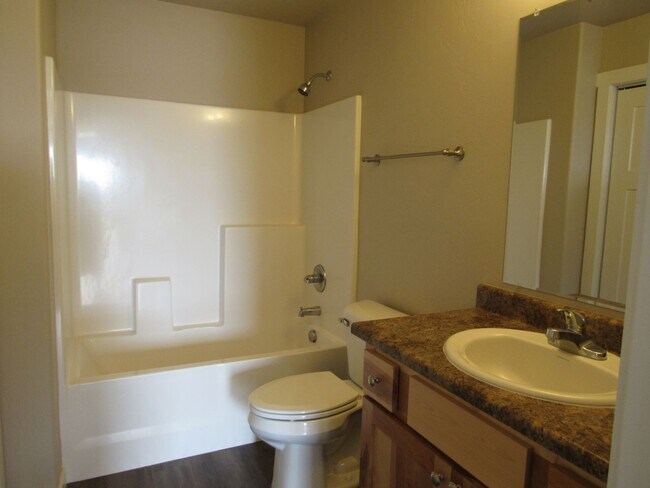 Building Photo - Newer Construction 2 Bdrm Apt