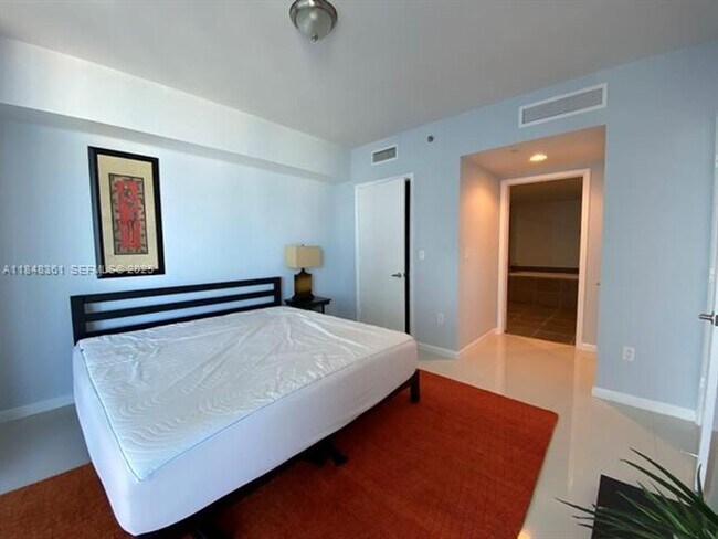 Building Photo - 475 Brickell Ave