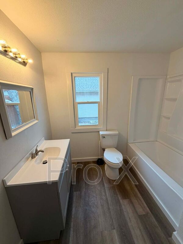 Building Photo - 1727 S Empire Ave