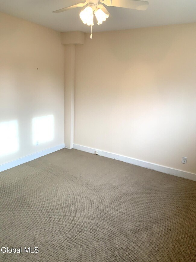 Building Photo - 15 Grounds Pl