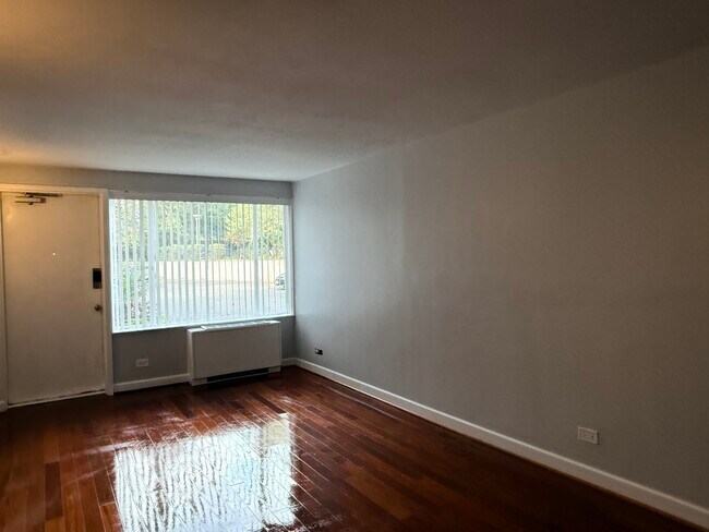 New blinds in living room - 4501 Arlington Blvd