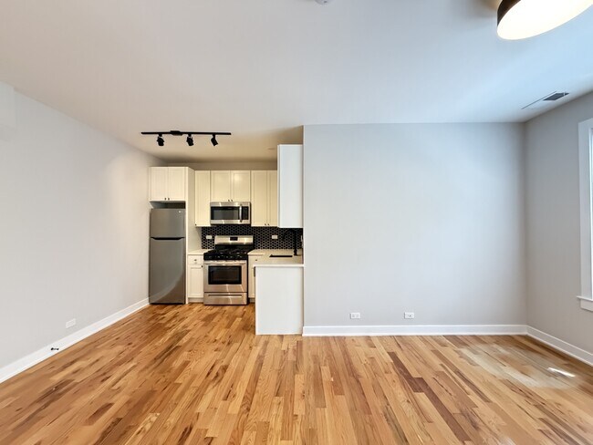 Building Photo - 643 W Wrightwood Ave