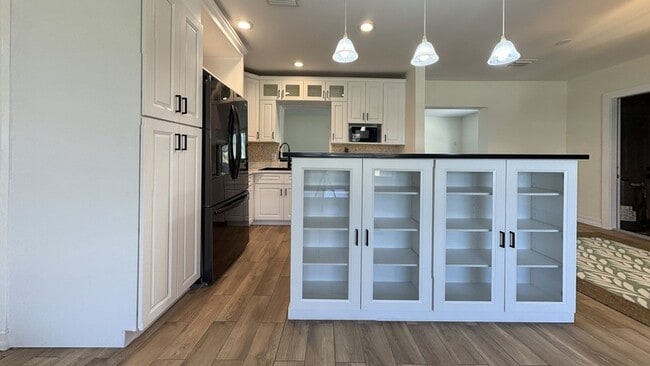 Building Photo - 6660 Bay St