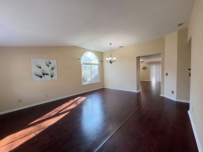 Building Photo - Gorgeous 4 Bedroom Home in Spanos Park