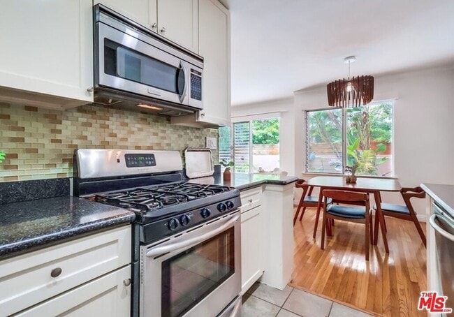 Building Photo - 1275 Havenhurst Dr