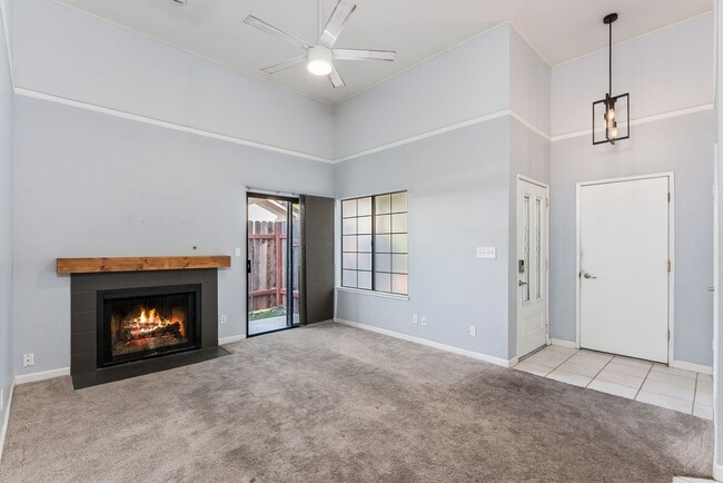 Building Photo - Charming 2 Bedroom 2 Bath Duplex