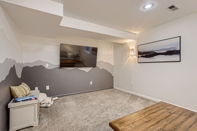 Building Photo - Corner Unit 2 BDR / 2.5 BA Townhome