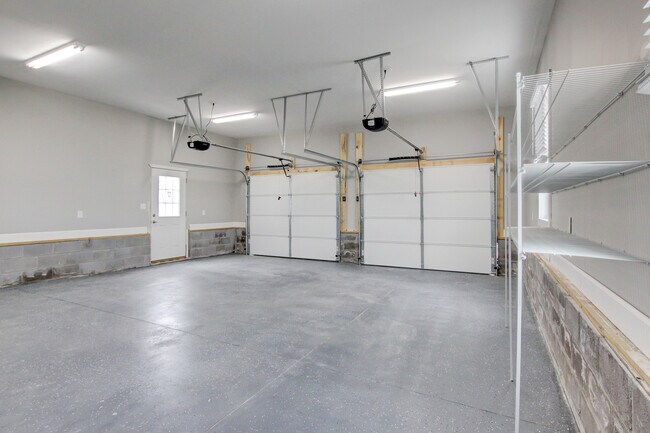 Building Photo - 127 Riverbend Dr