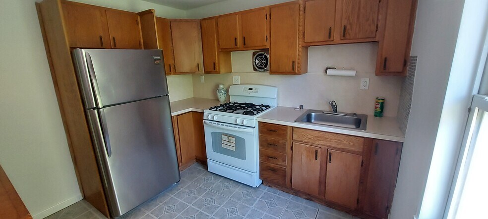 Kitchen View #1 - 325 Whiteman St