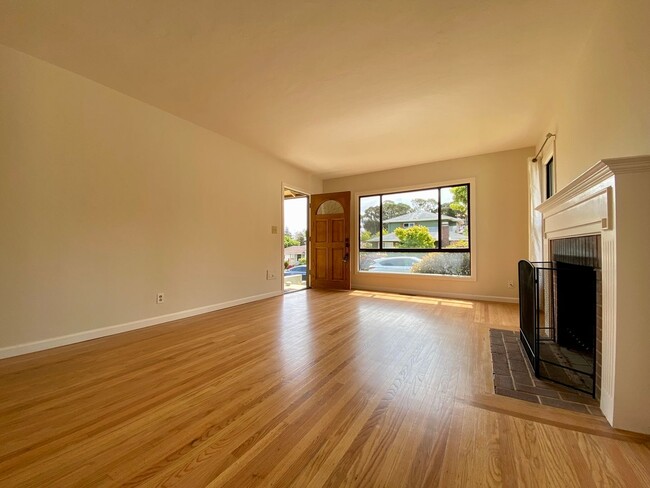 Building Photo - Renovated Single-Family Home on the Penins...