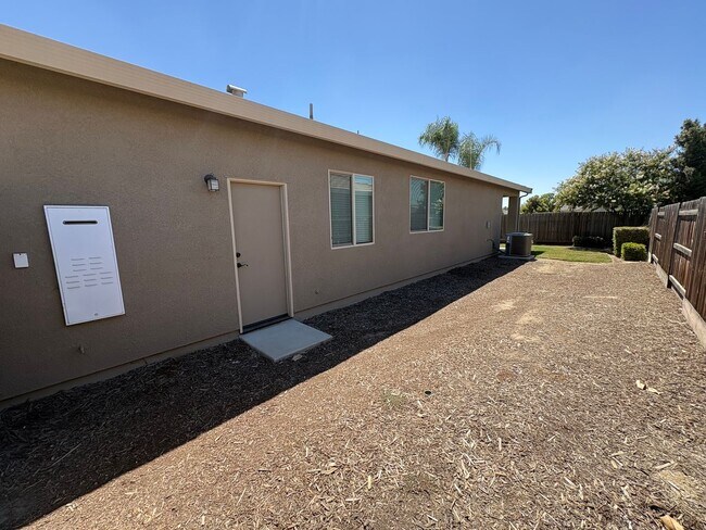 Building Photo - Lovely SE Tulare available now!