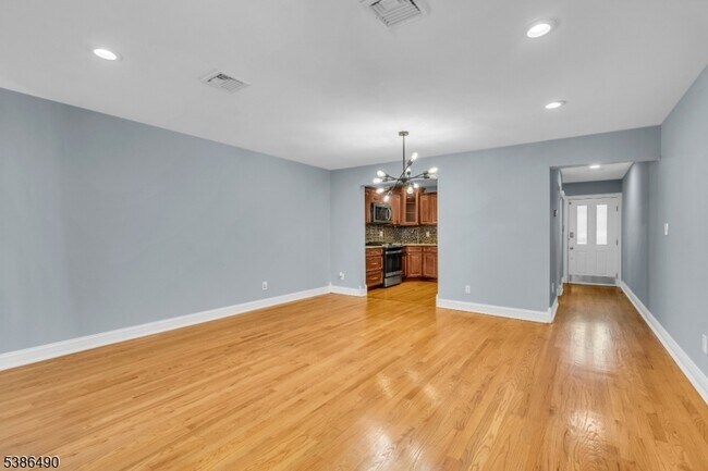 Building Photo - 7 Leahy Ct