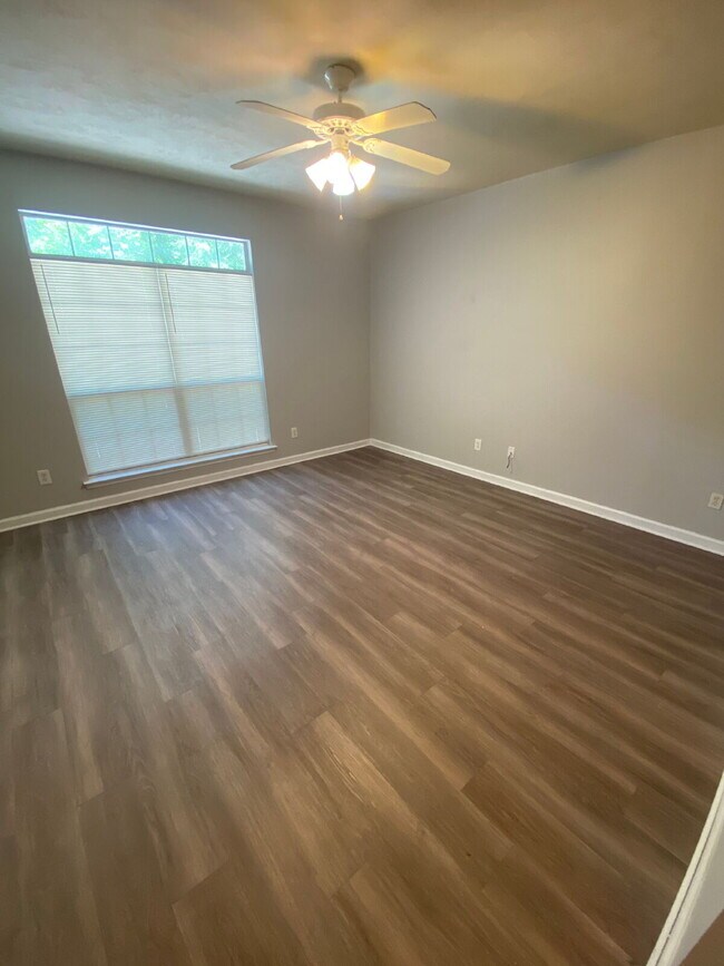 Building Photo - Lovely Three bedroom/two bath townhouse off Blairstone Road!