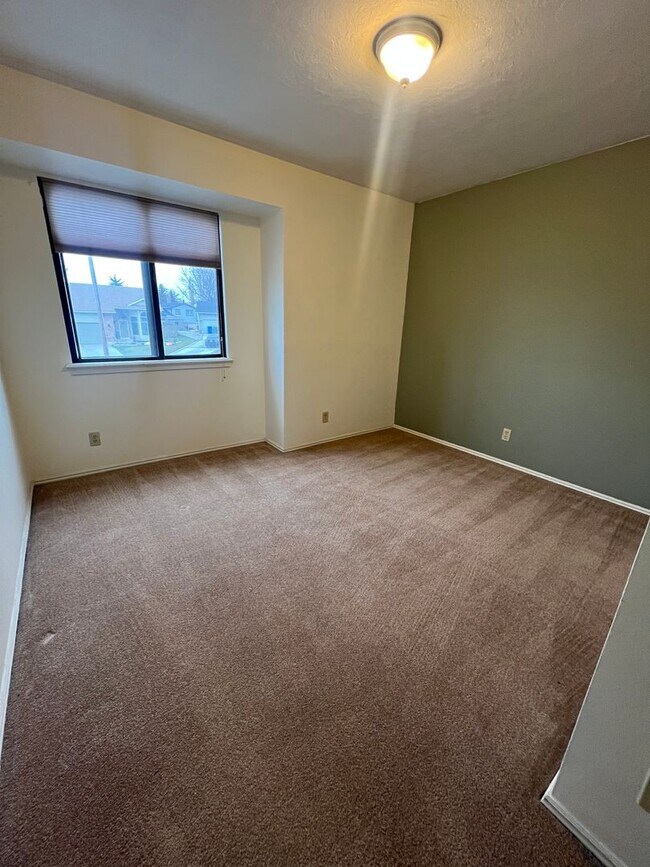 Building Photo - 3 Bedroom 3 Bathroom Highland area home.